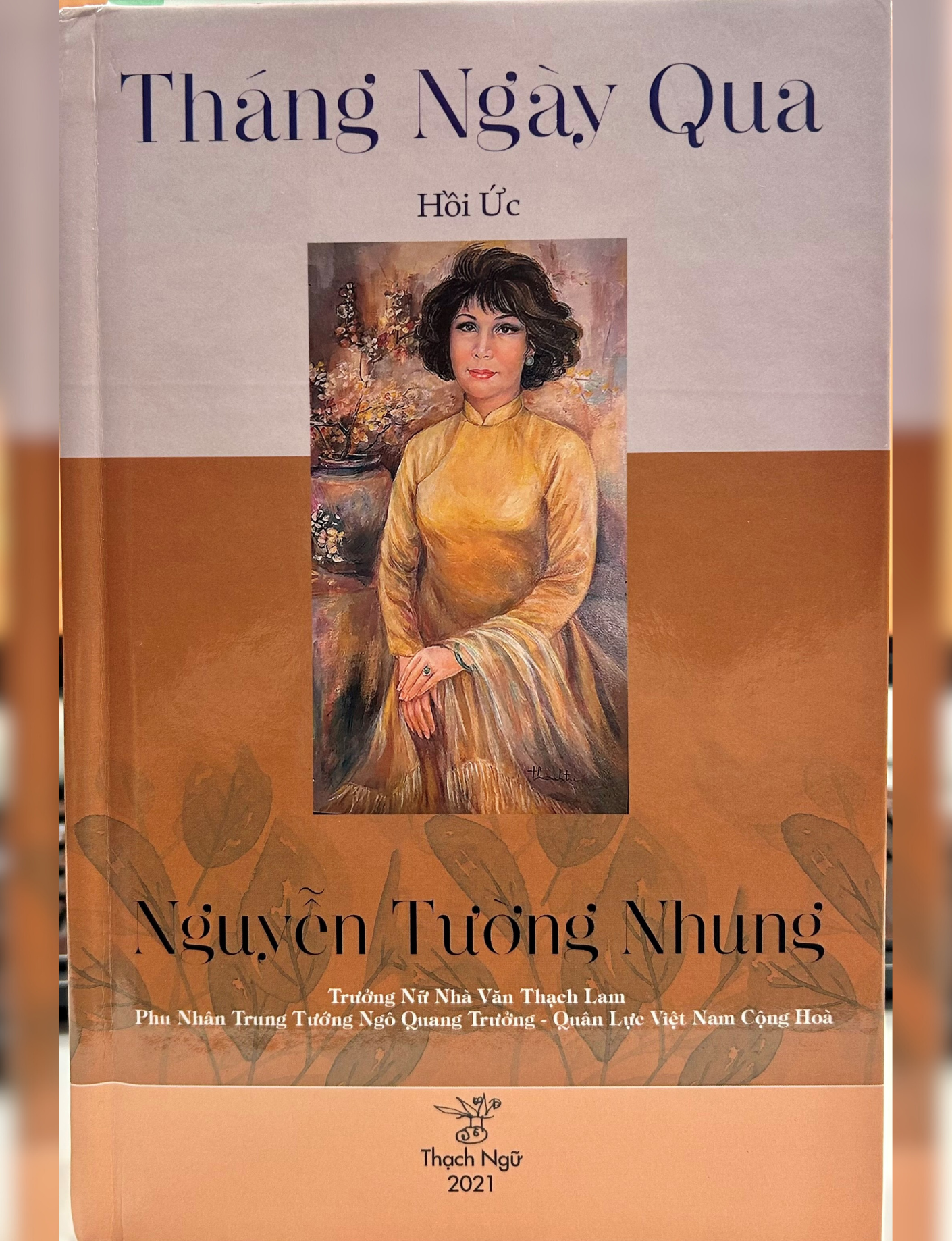 the cover of autobiography of Nguyễn Tường Nhung's autobiography